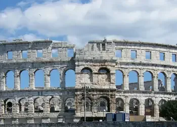 Réservez un vol pas cher pour Pula en Croatie et découvrez son amphithéâtre romain