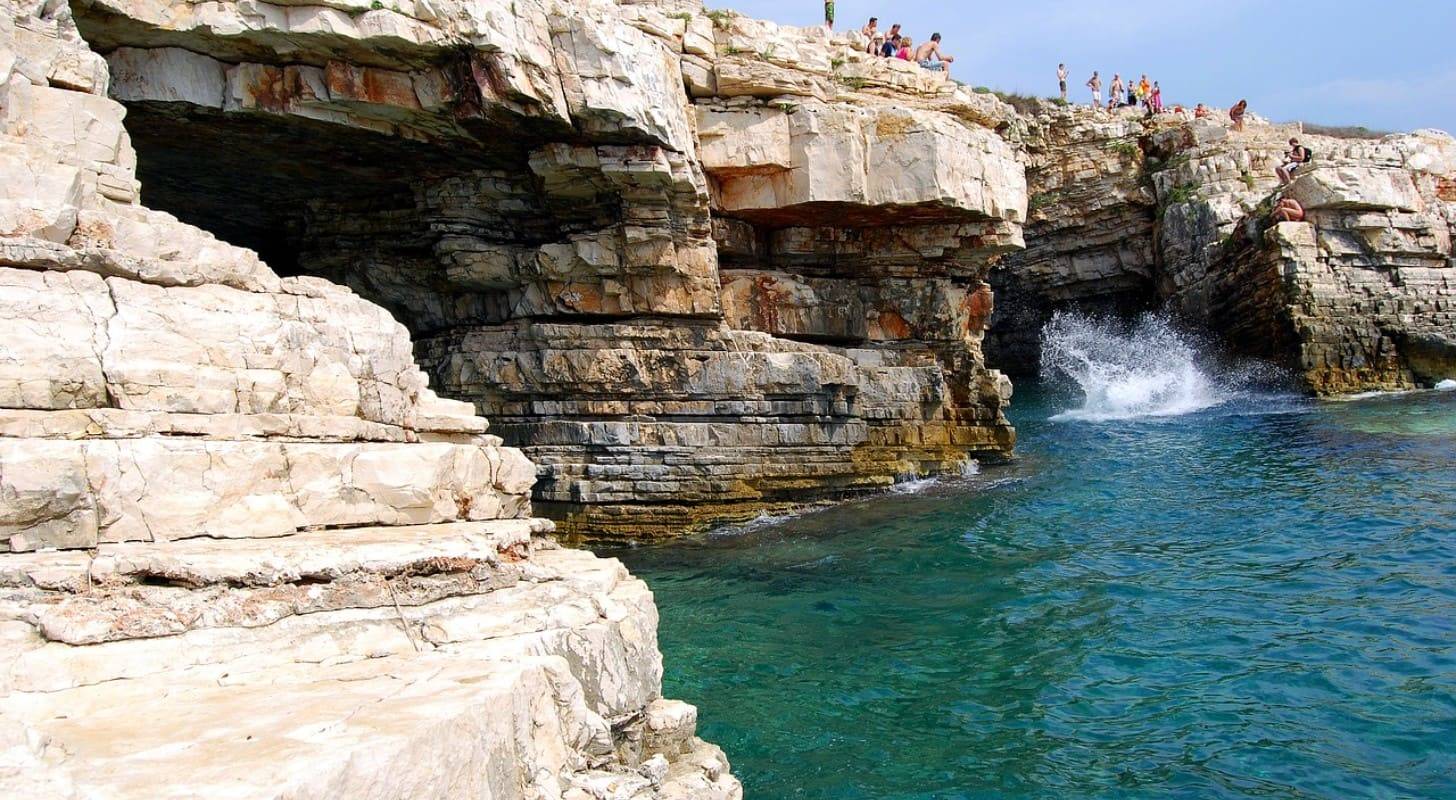 Trouvez un billet d’avion au meilleur prix pour Pula et explorez les paysages sauvages du cap Kamenjak