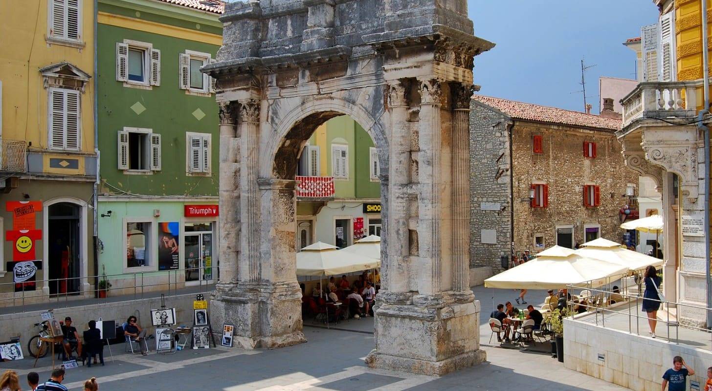 Réservez votre voyage en ligne pour Pula et admirez l’Arc de Sergius