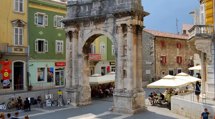 Réservez votre voyage en ligne pour Pula et admirez l’Arc de Sergius Réservez votre voyage en ligne pour Pula et admirez l’Arc de Sergius