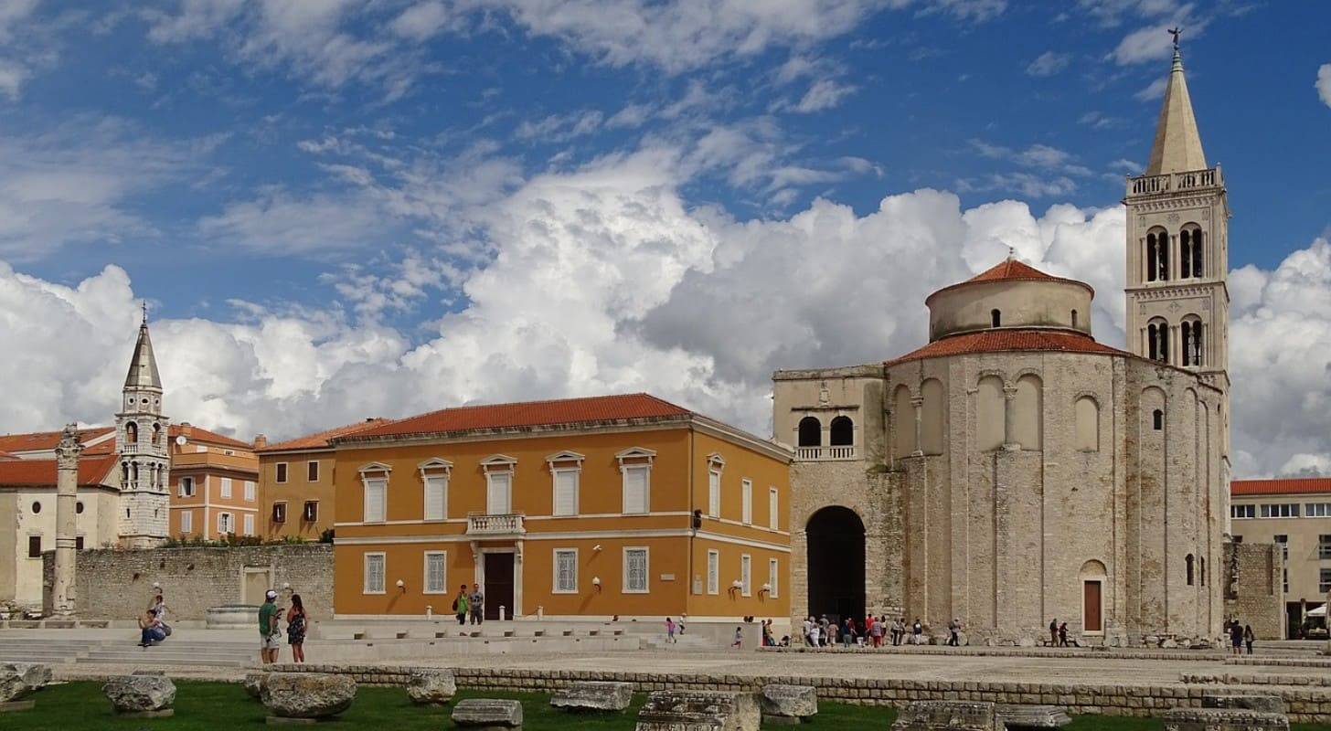 Réservez un vol pas cher pour Zadar en Croatieet visitez l’église Saint-Donat à Zadar