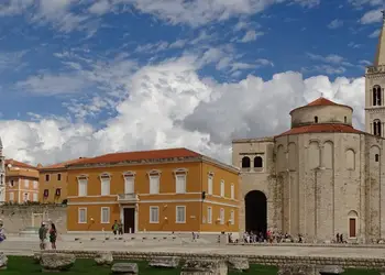 Réservez un vol pas cher pour Zadar en Croatieet visitez l’église Saint-Donat à Zadar