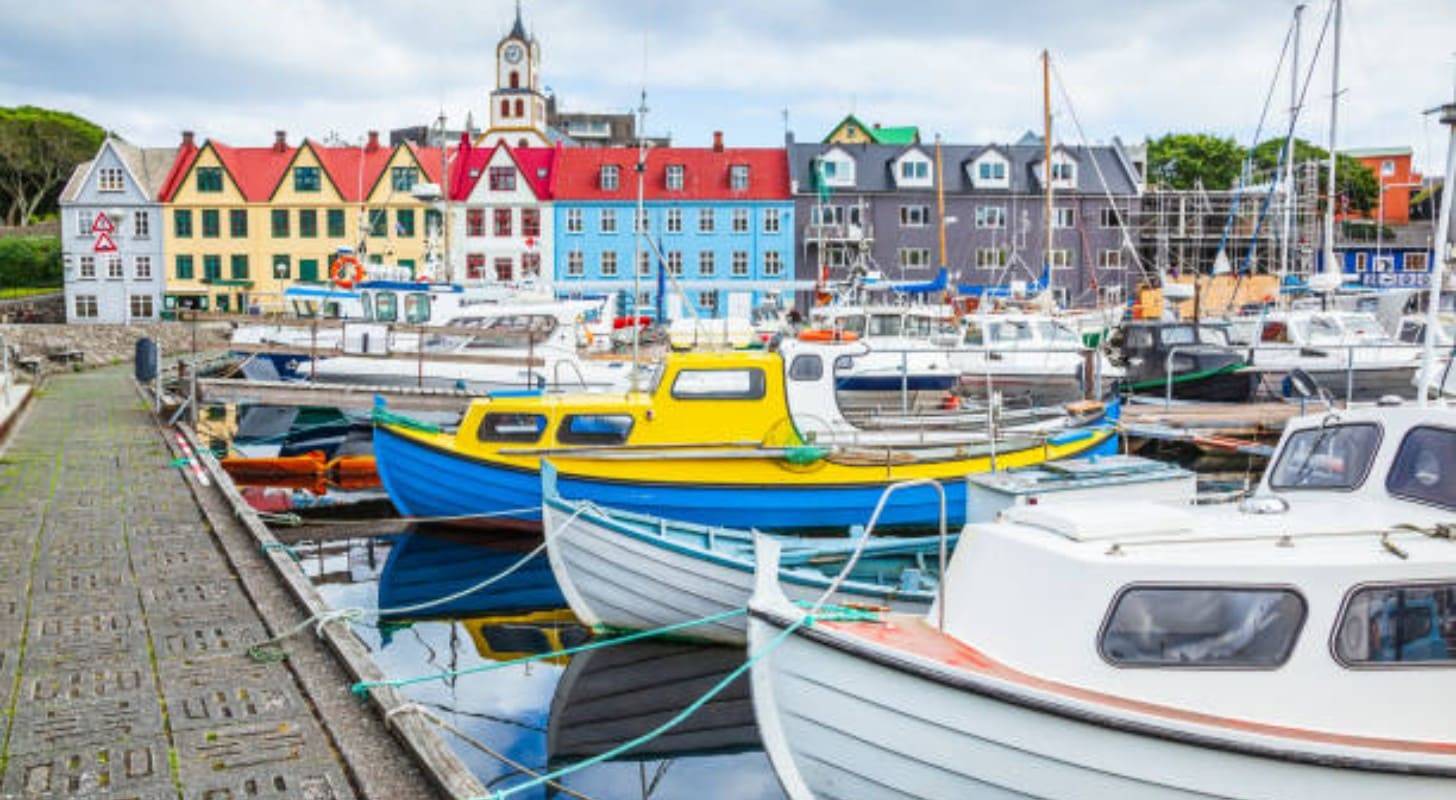 Vol pas cher pour Tórshavn, bateaux de pêche colorés au port