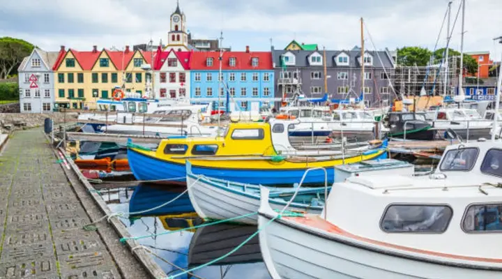 Vol pas cher pour Tórshavn, bateaux de pêche colorés au port Vol pas cher pour Tórshavn, bateaux de pêche colorés au port