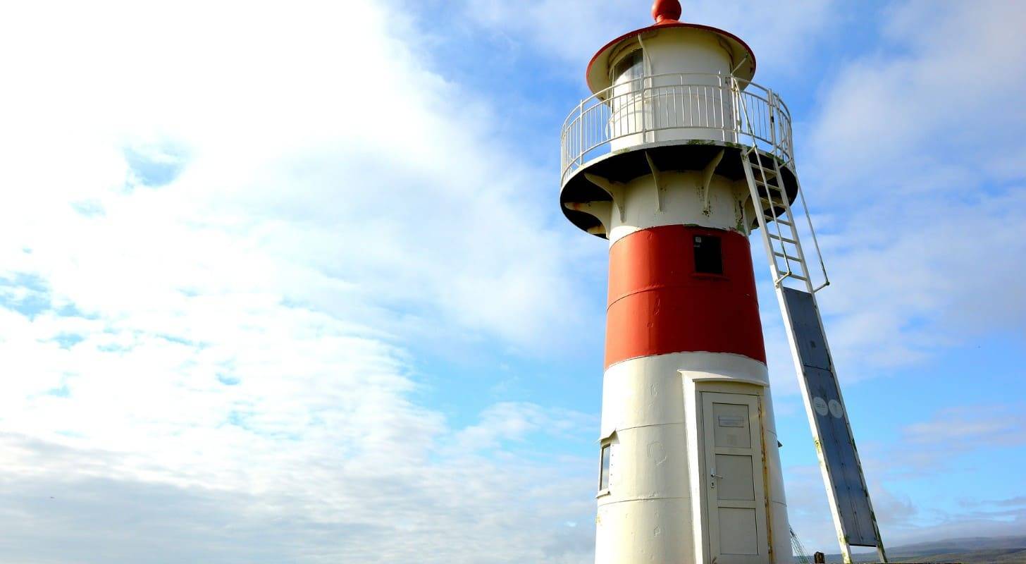 Billet d’avion pour Tórshavn, découverte du phare du port