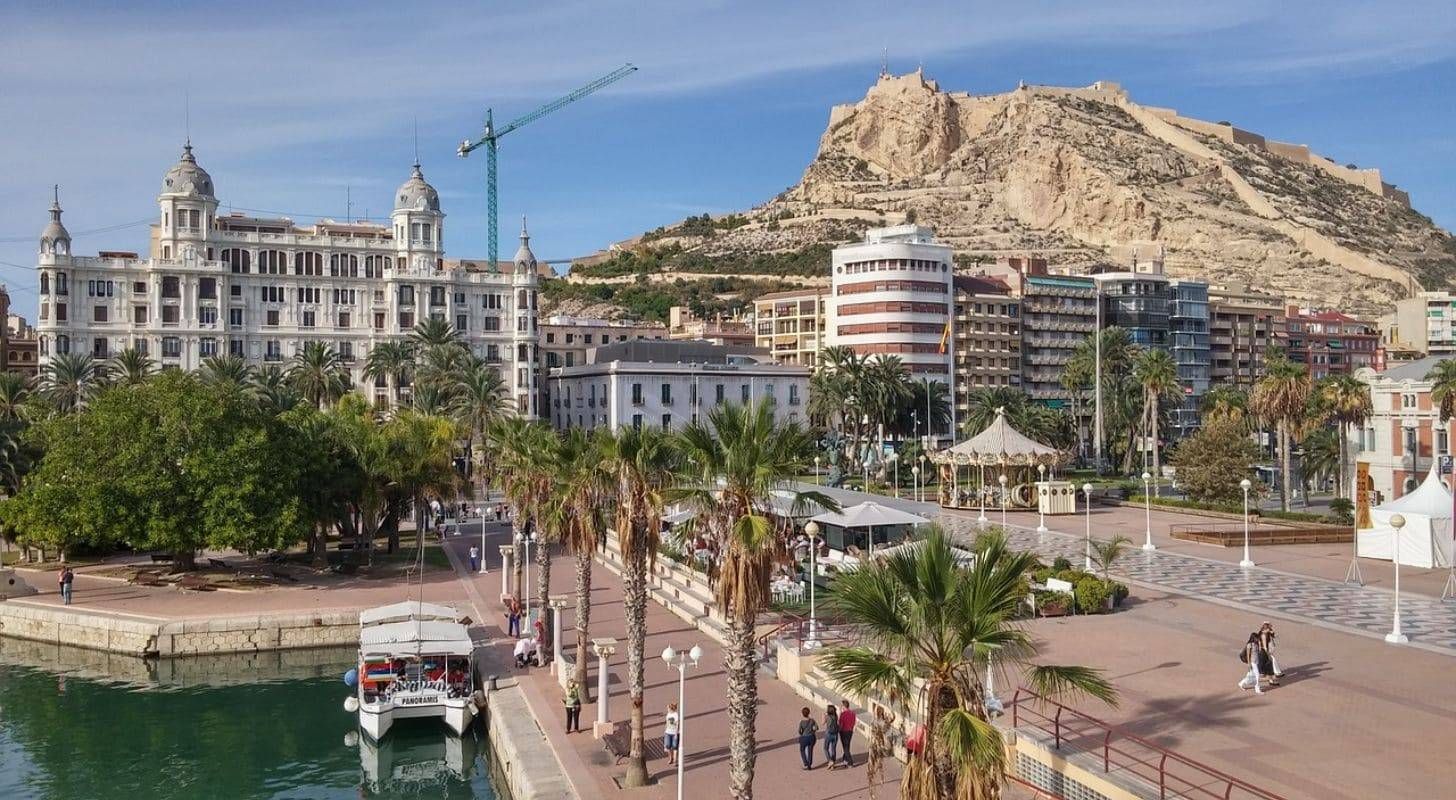 Réservez un vol pas cher pour Alicante et baladez-vous sur la marina
