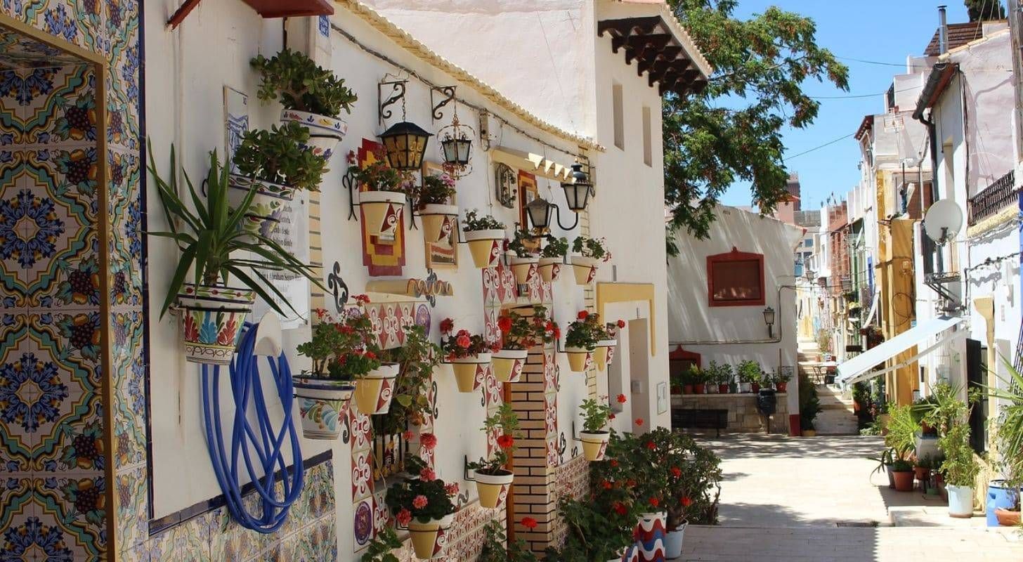 Trouvez un billet d'avion pas cher pour Alicante et explorez le quartier Santa Cruz 