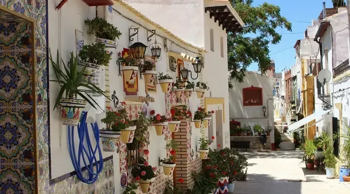 Le quartier de Santa Cruz à Alicante Trouvez un billet d'avion pas cher pour Alicante et explorez le quartier Santa Cruz