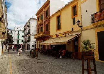 Réservez un vol pas cher pour Ibiza et explorez le centre-ville d'Eivissa
