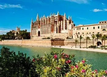 Réservez un vol pas cher pour Palma de Majorque et découvrez sa majestueuse cathédrale
