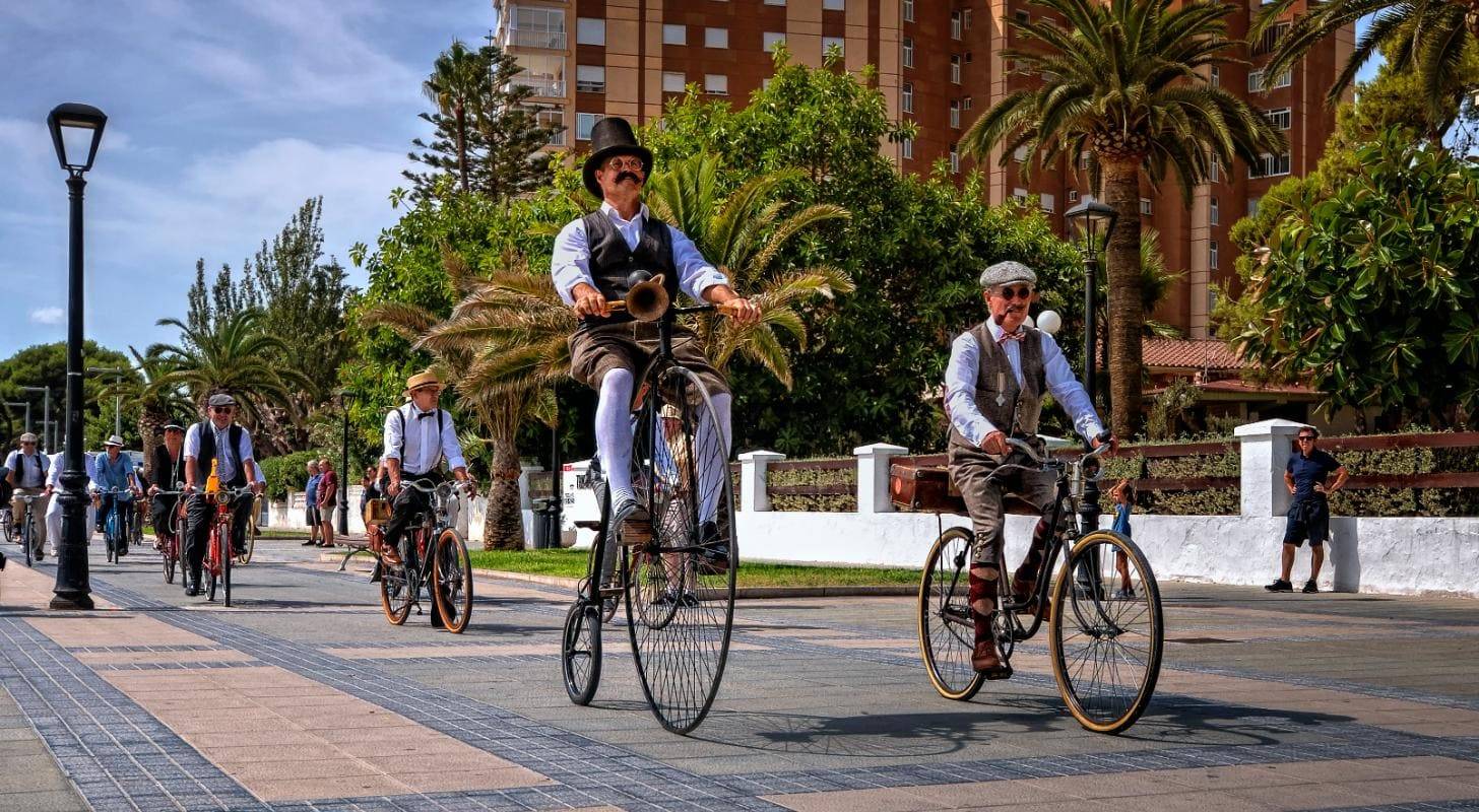 Assistez au défilé de vélos anciens en bord de mer , réservez votre voyage au meilleur prix pour Castellón de la Plana