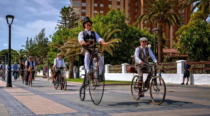Défilé de vélos ancien en bord de mer à Castellón Assistez au défilé de vélos anciens en bord de mer , réservez votre voyage au meilleur prix pour Castellón de la Plana