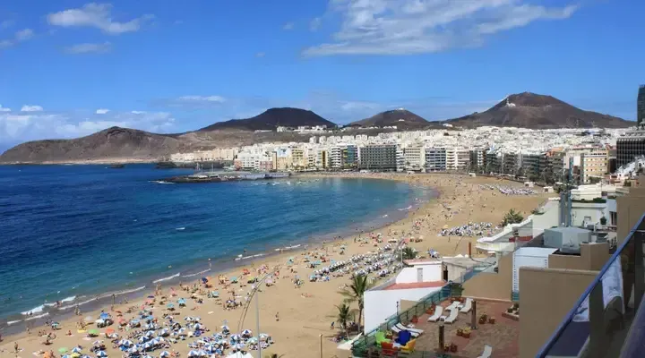La Plage de las Canteras à Las Palmas Trouvez un billet d'avion pas cher pour Las Palmas de Gran Canaria et profitez de ses plages