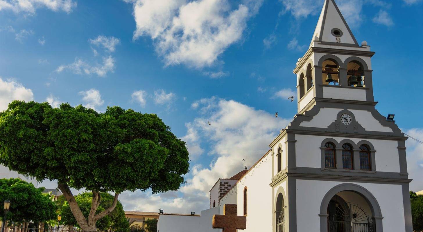 Réservez un vol pas cher pour Puerto del rosario et explorez Puerto del Rosario, la capitale de Fuerteventura