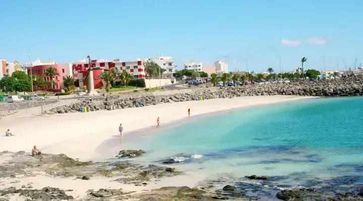 Une plage à Puerto del Rosario Billets d'avion pas chers pour Fuerteventura, visitez Puerto del Rosario