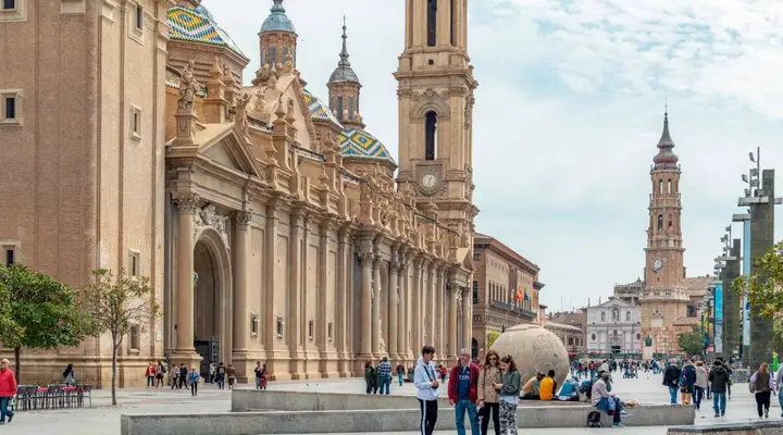 La Cathédrale Saint-Sauveur de Saragosse Admirez la cathédrale Saint-Sauveur de Saragosse, réservez votre voyage au meilleur prix pour l'Espagne