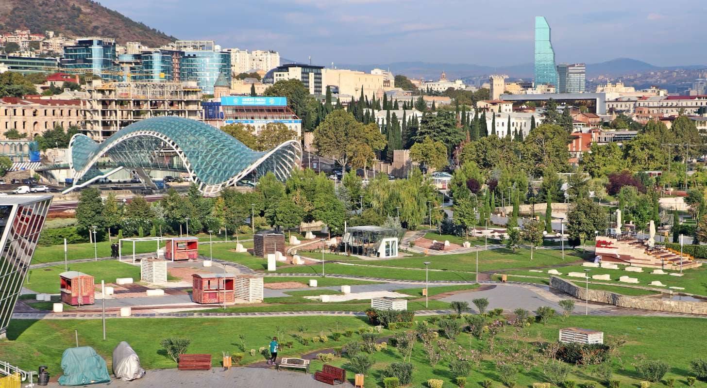 Réservez un vol pas cher pour Tbilissi et admirez le Parc européen avec le Pont de la Paix