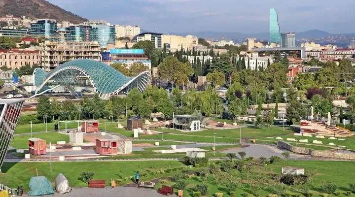 Le Parc européen de Tbilissi avec le Pont de la paix en arrière plan Réservez un vol pas cher pour Tbilissi et admirez le Parc européen avec le Pont de la Paix