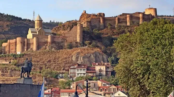 La Forteresse Narikala à Tbilissi Voyage à Tbilissi au meilleur prix pour visiter la forteresse Narikala