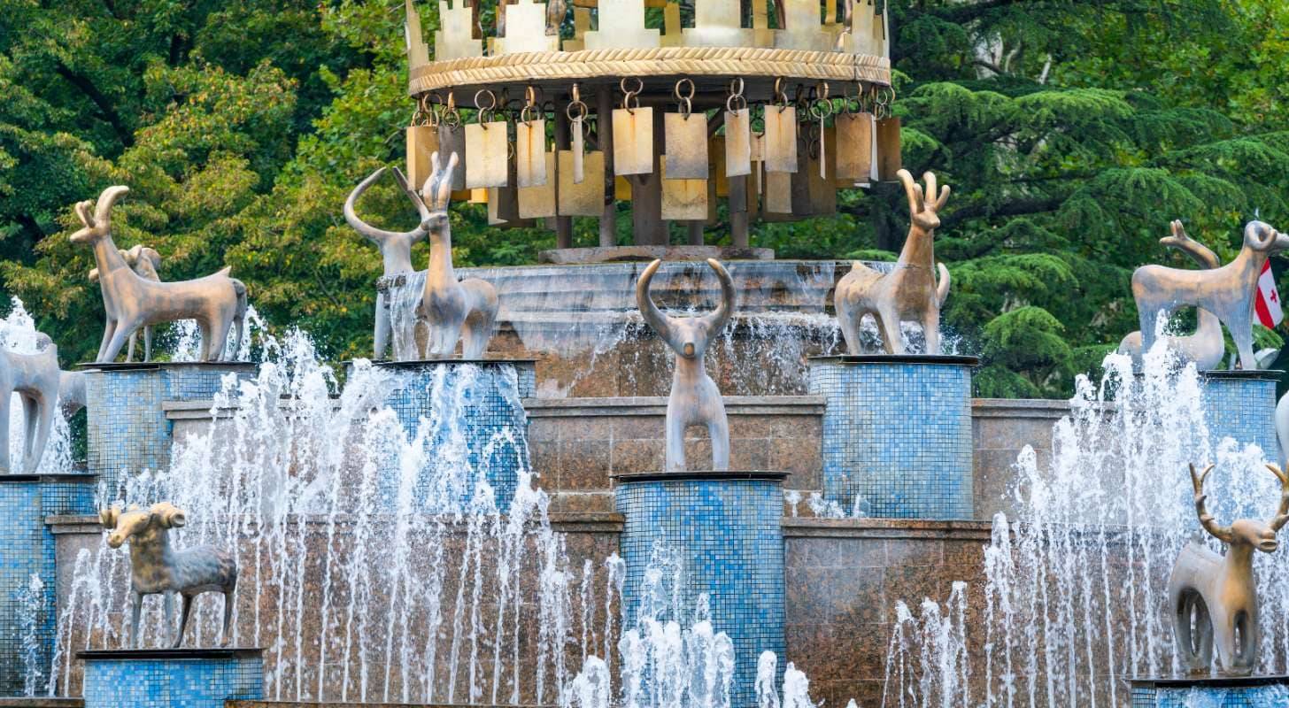 Réservez un vol pas cher pour Koutaïssi et admirez la fontaine sur la place centrale