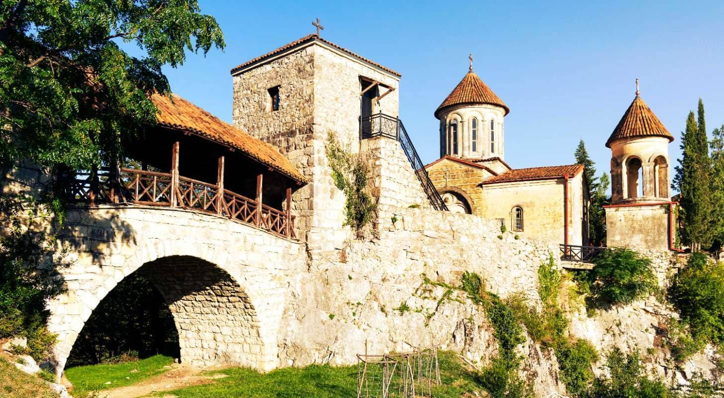 Trouvez un vol direct pour Koutaïssi et visitez le  Monastère Motsameta près de Kutaisi