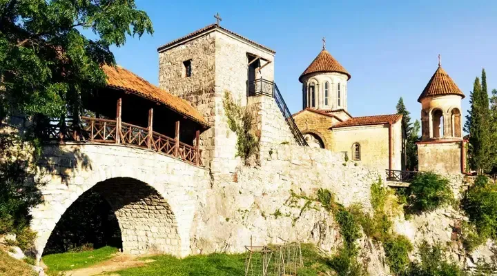 Le Monastère Motsameta près de Kutaisi Trouvez un vol direct pour Koutaïssi et visitez le Monastère Motsameta près de Kutaisi