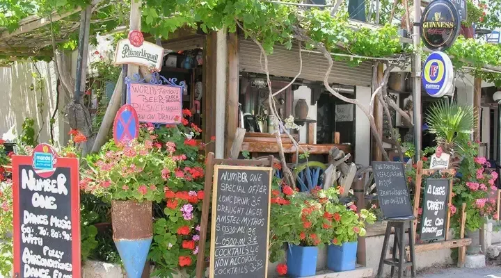 Un petit restaurant à Kos Réservez un voyage à Kos en Grèce au meilleur prix et savourez la cuisine locale dans un restaurant traditionnel