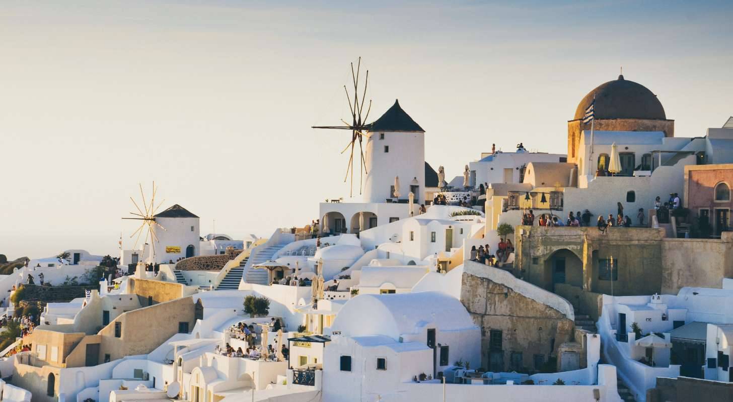 Trouvez un billet d’avion au meilleur prix et admirez les moulins de Thira à Santorin