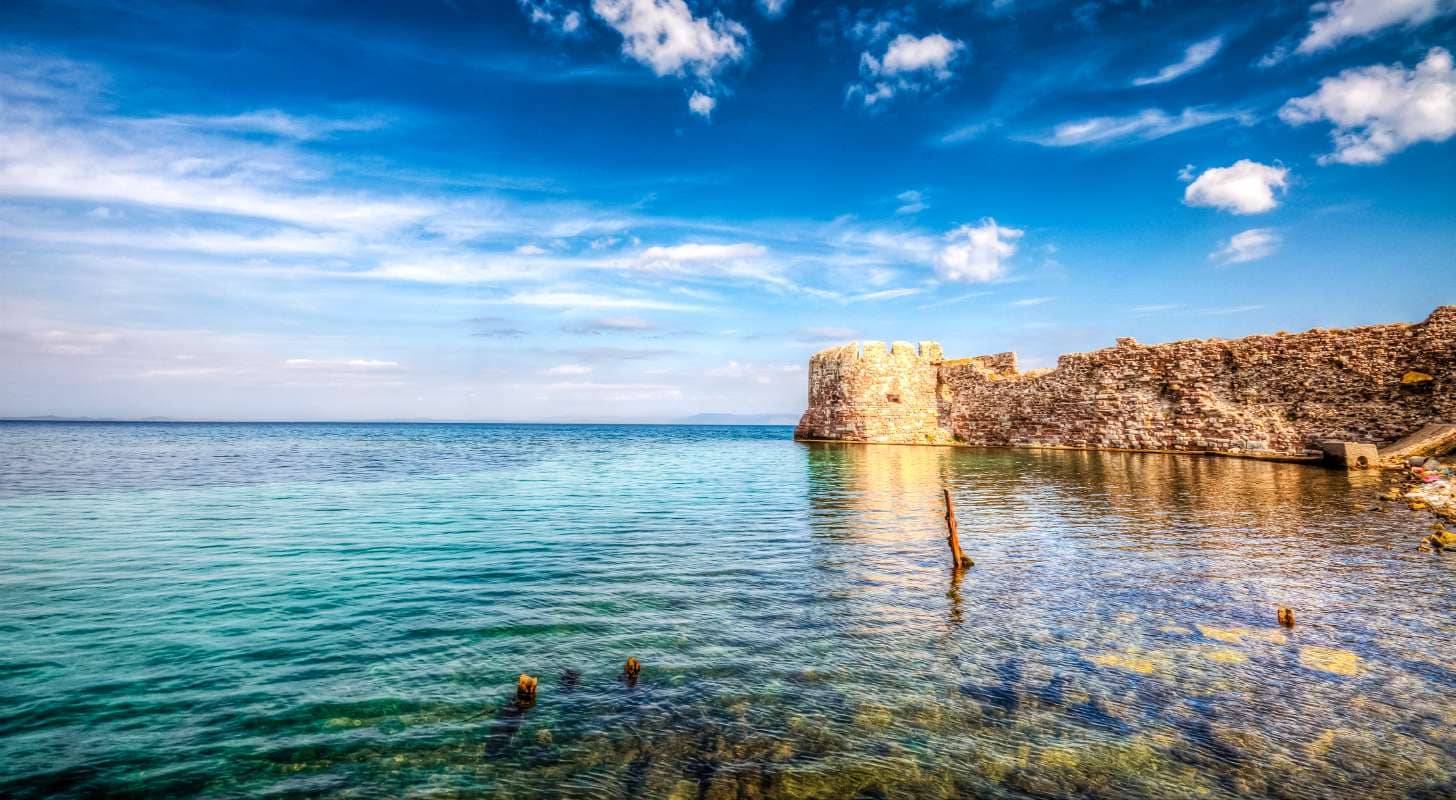 Billet d’avion pour la Grèce et balade sur le port de Mytilène