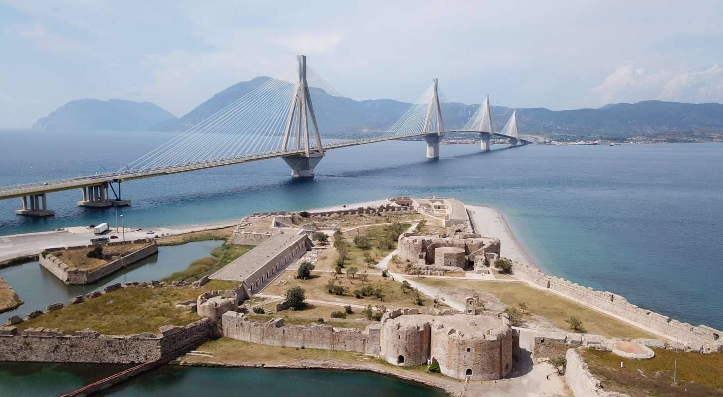 Trouvez un billet d’avion au meilleur prix pour Patras et traversez le célèbre pont Rion-Antirion