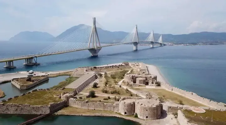 Le Pont Rion-Antirion Trouvez un billet d’avion au meilleur prix pour Patras et traversez le célèbre pont Rion-Antirion