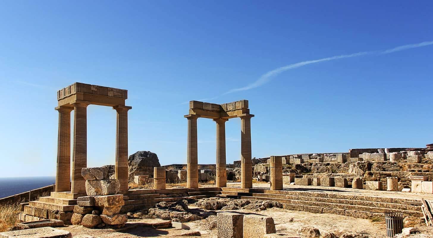Réservez un vol pas cher pour Rhodes et explorez le temple d'Athéna