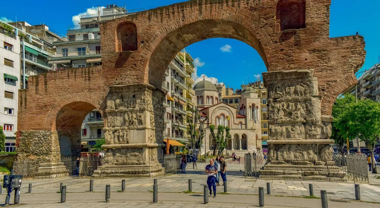 Trouvez un billet d’avion au meilleur prix pour Thessalonique et admirez l'Arc de Galère