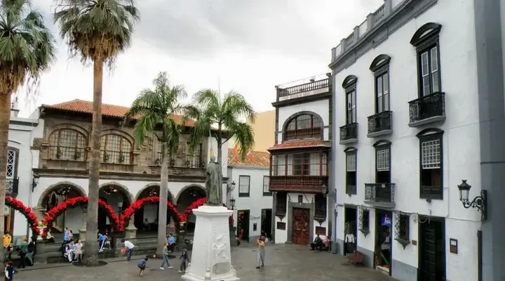 La Place d'Espagne de Santa Cruz Découvrez la Place d'Espagne à Santa Cruz de la Palma, trouvez un billet d'avion au meilleur prix pour Santa Cruz