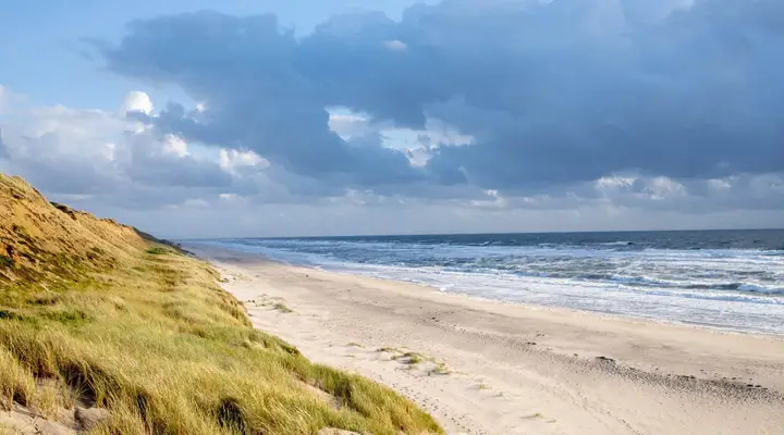 Une plage le long de la mer du nord à Sylt Billets d'avion pas chers pour l'ile de Sylt