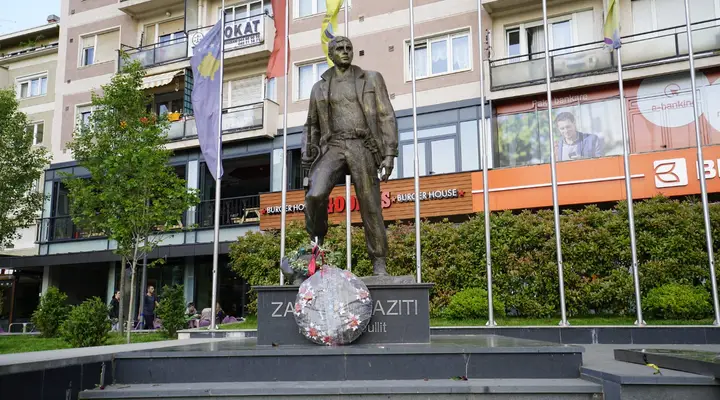 Réservez un billet d'avion pour Pristina et découvrez la Statue de Zahir Pajaziti Réservez un billet d'avion pour Pristina et découvrez la Statue de Zahir Pajaziti