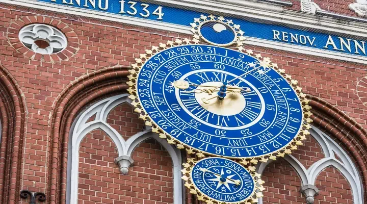 Billet d’avion pas cher pour Riga, admirez l’horloge astronomique emblématique Billet d’avion pas cher pour Riga, admirez l’horloge astronomique emblématique