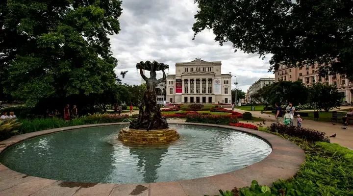 Réservez un vol pour Riga et découvrez la fontaine devant l’opéra Réservez un vol pour Riga et découvrez la fontaine devant l’opéra