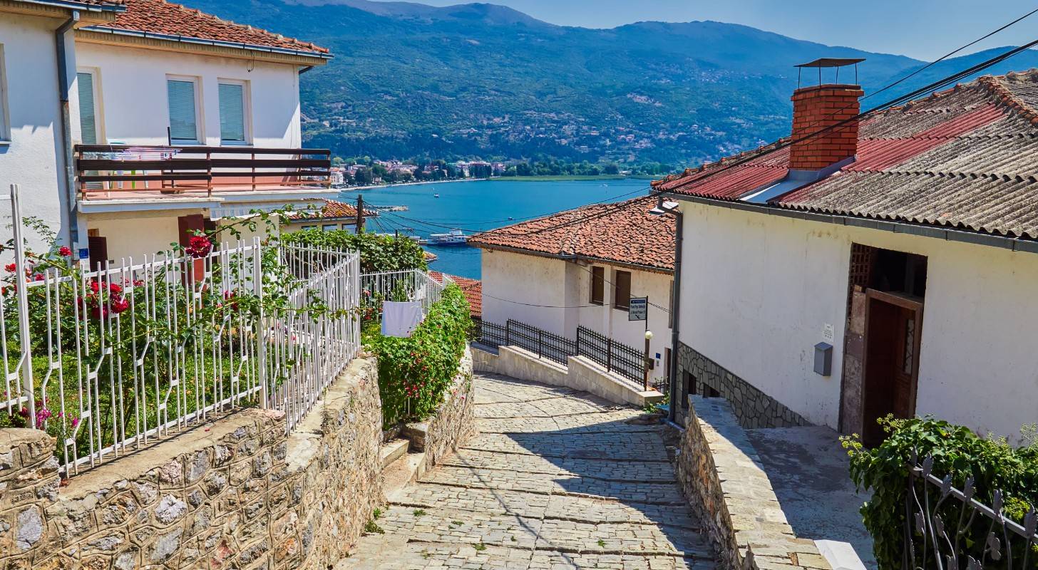 Réservez un vol pour Ohrid, admirez l’architecture typique de la ville