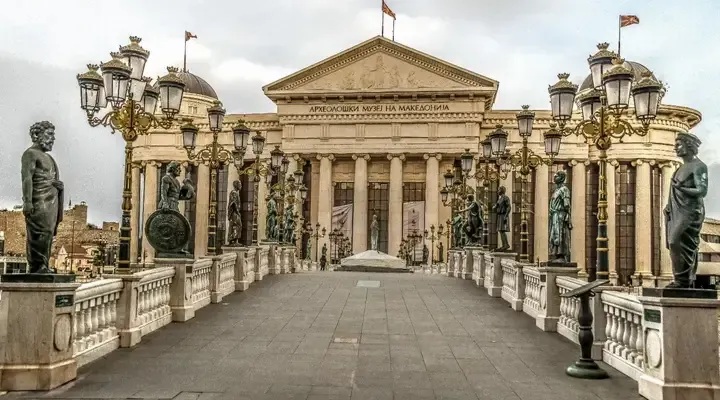 Réservez un vol pour Skopje, visitez le Musée de la ville Vue de la façade du Musée de Skopje