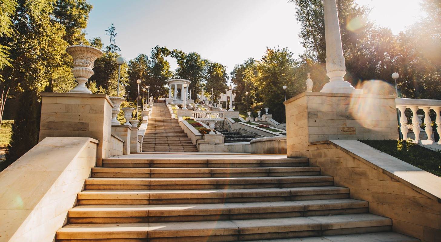 Réservez un voyage à Chisinau, montez les escaliers du parc Valea Morilor