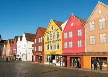 Réservez un vol pour Bergen au meilleur prix et admirez les maisons colorées du centre-ville