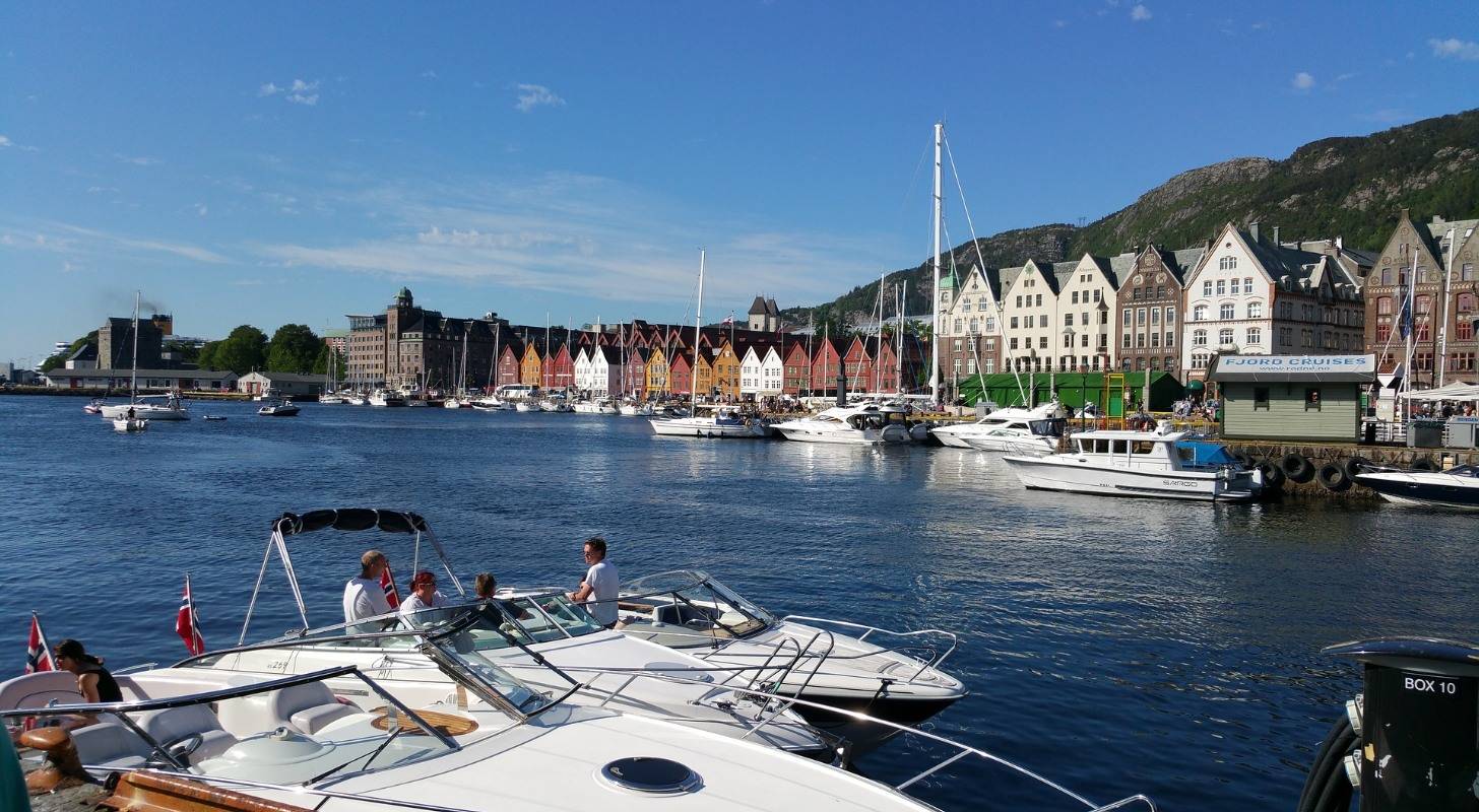 Trouvez un billet d’avion pas cher pour la Norvège et explorez le port pittoresque de Bergen