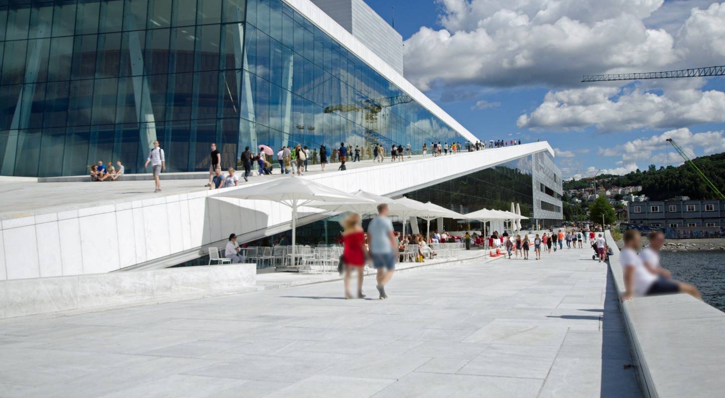 Voyage à Oslo, visitez l’Opéra au design contemporain en bord de mer