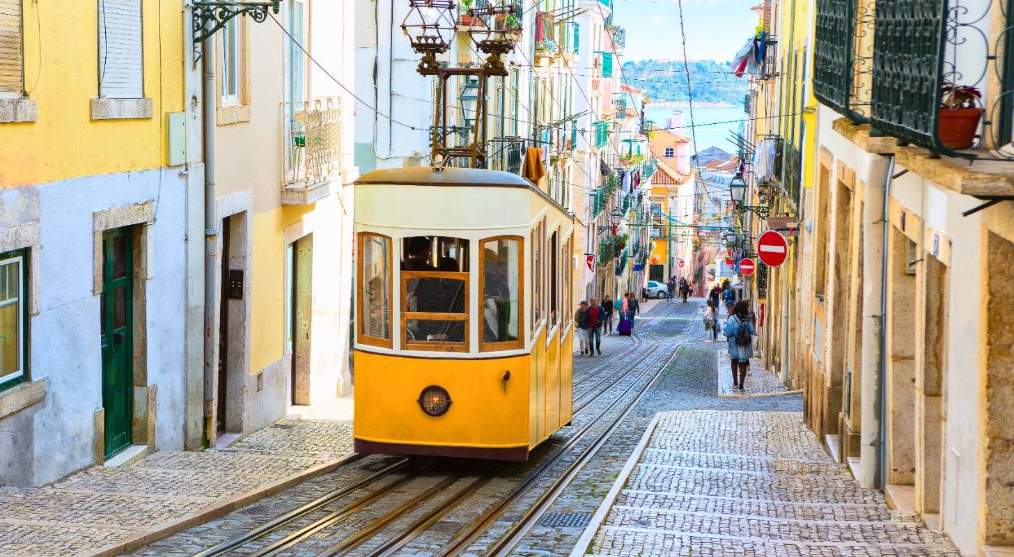 Vol pas cher pour Lisbonne, explorez la ville en vieux tramway