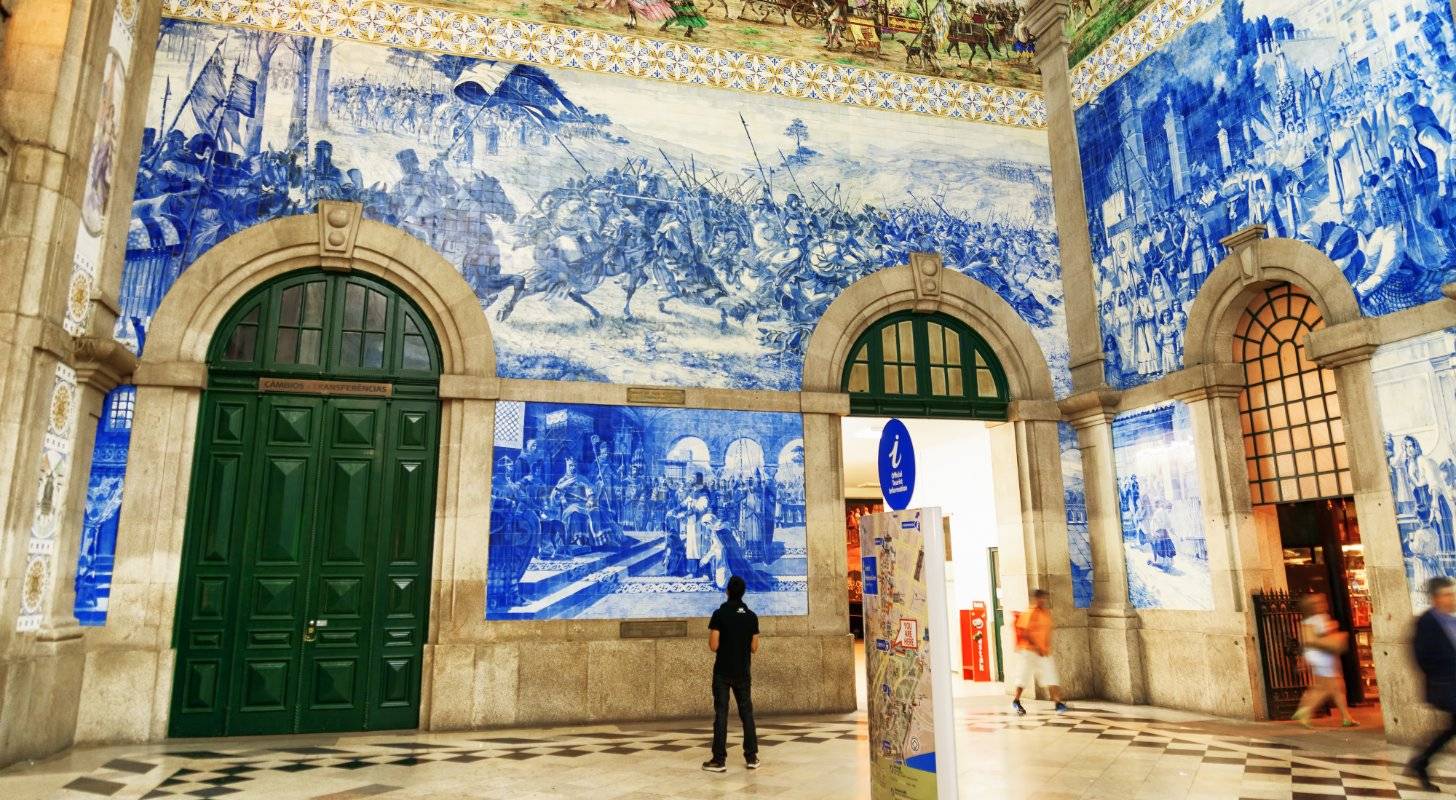 Billet d’avion pour Porto, admirez les azulejos de la gare São Bento