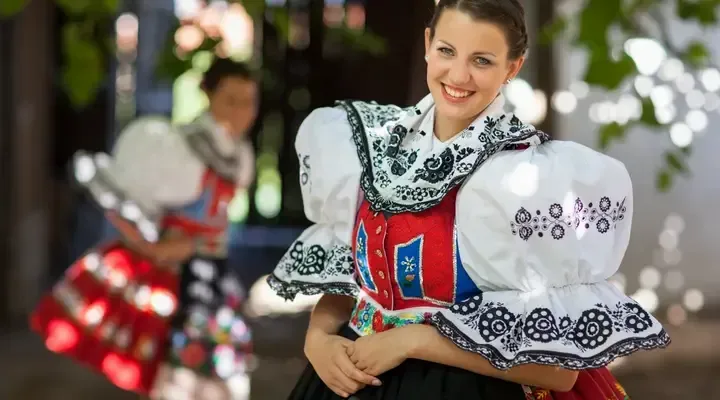 Le costume traditionnel tchèque Voyage à Prague, immersion dans la culture et les costumes traditionnels en République Tchèque