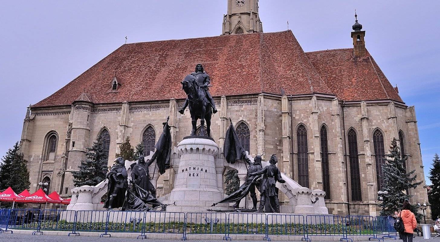Vol pas cher pour Cluj-Napoca, admirez la statue du roi Mathias