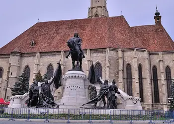 Vol pas cher pour Cluj-Napoca, admirez la statue du roi Mathias