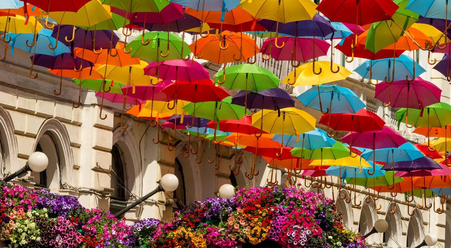 Voyage en Europe : découvrez vieille ville de Timisoara et ses parapluies colorés